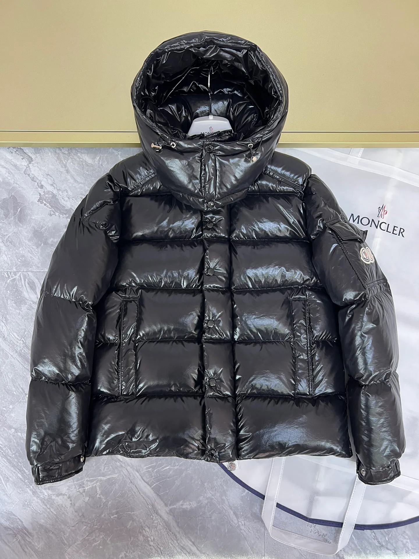 P390 Moncler/ 2026 70 、 。 DNA ， ， 。 Classic ， 、 。 Classic 70 。 Quality， 90 ，Premium Quality ， ，Black ！ Sizes M-3XL